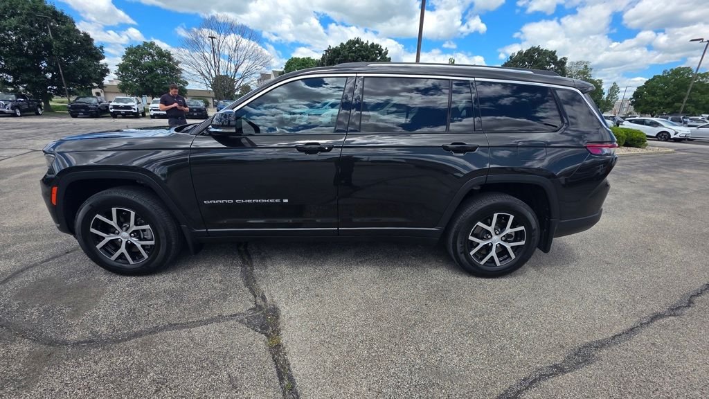 Used 2023  Jeep Limited image 5
