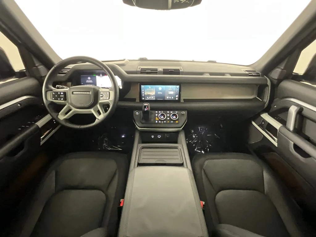 Used 2024 Gray Land Rover X-Dynamic SE image 10