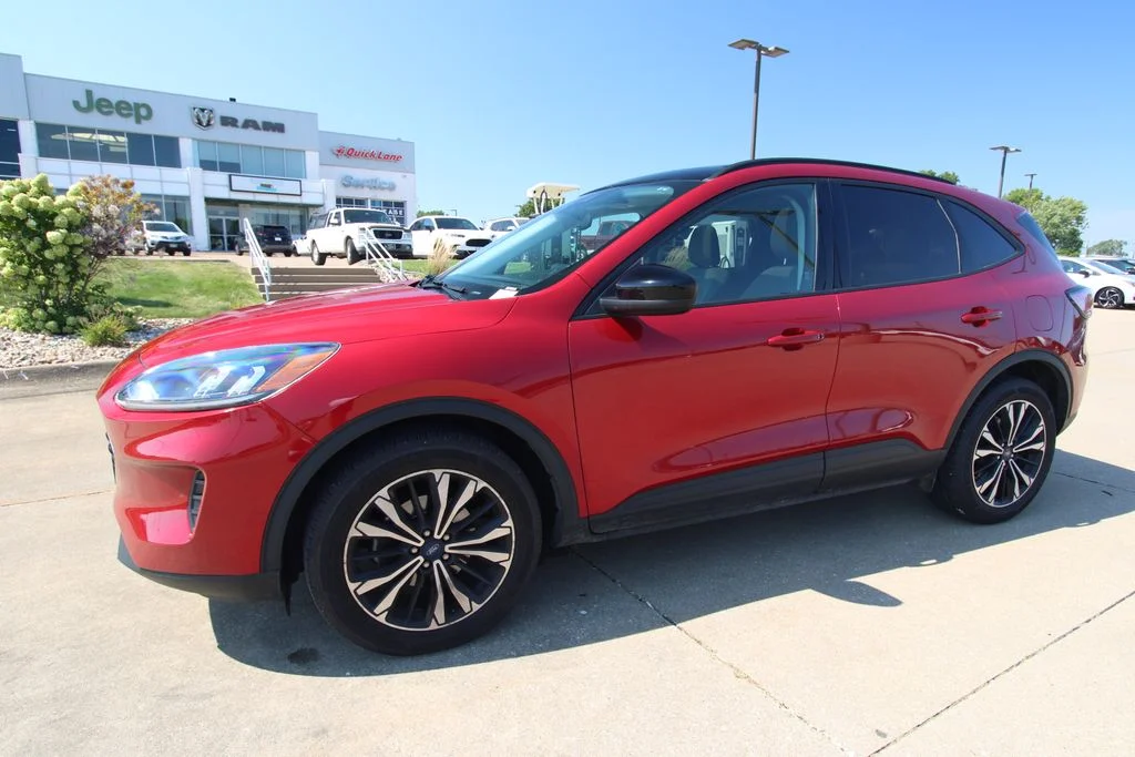 Used 2021 Red Ford SE image 19