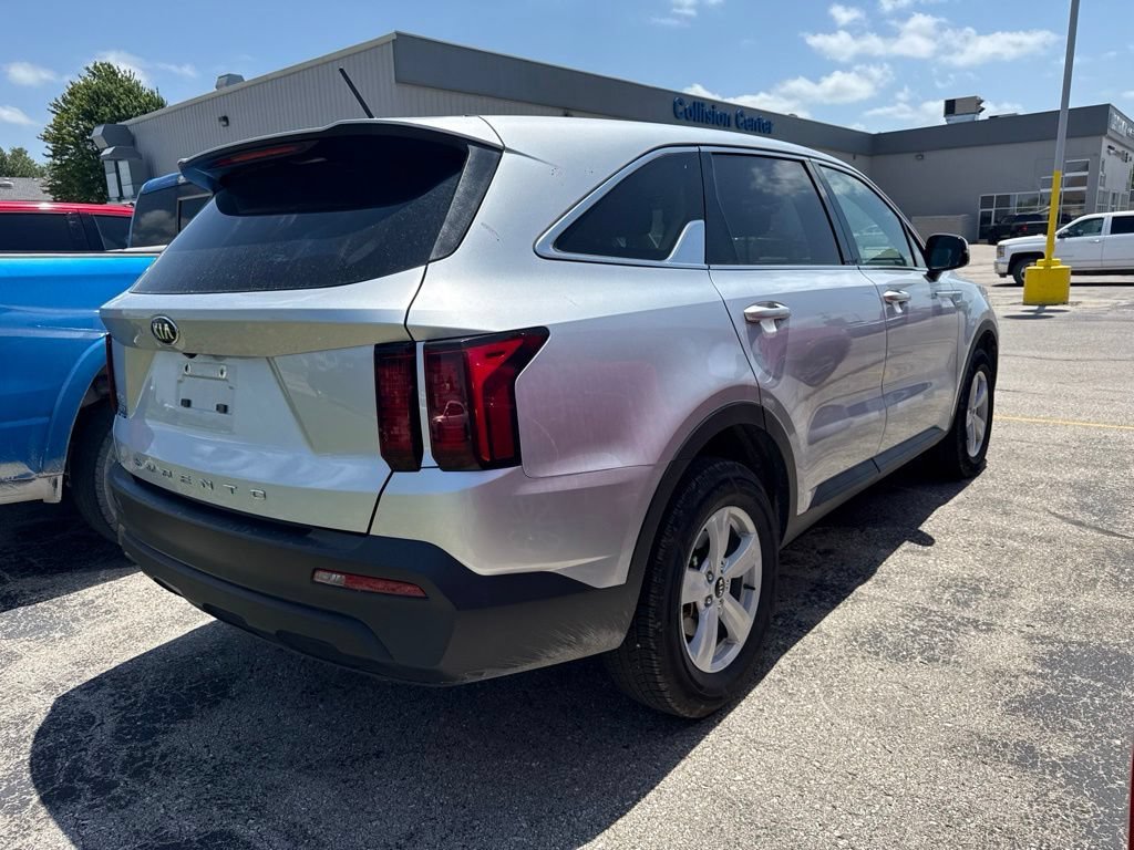 Used 2021 Sparkling Silver Kia LX image 4