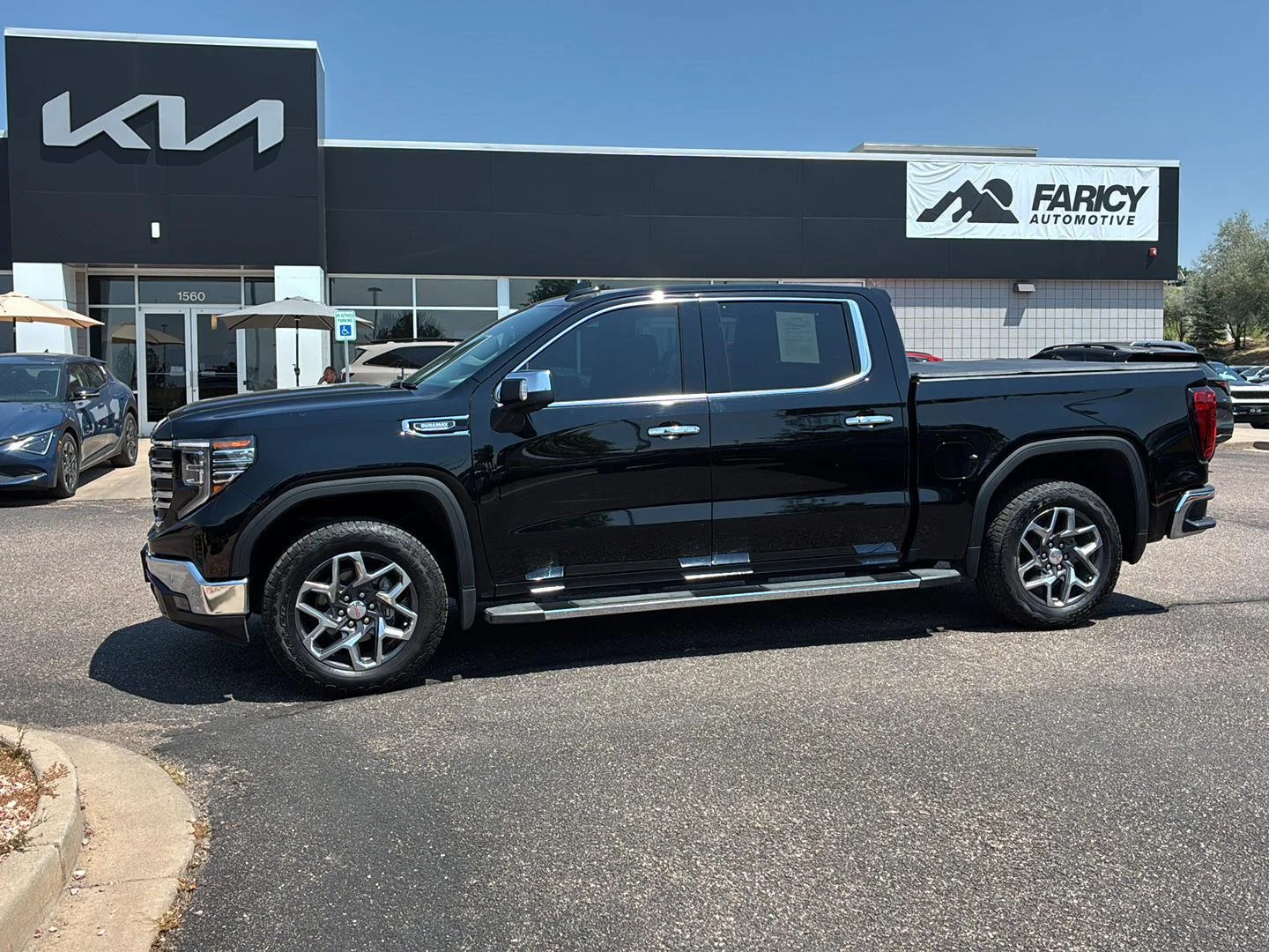 Used 2025 Onyx Black GMC SLT image 1