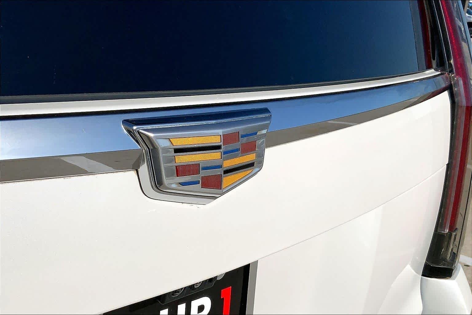 Used 2019 Crystal White Tricoat Cadillac Premium Luxury image 31