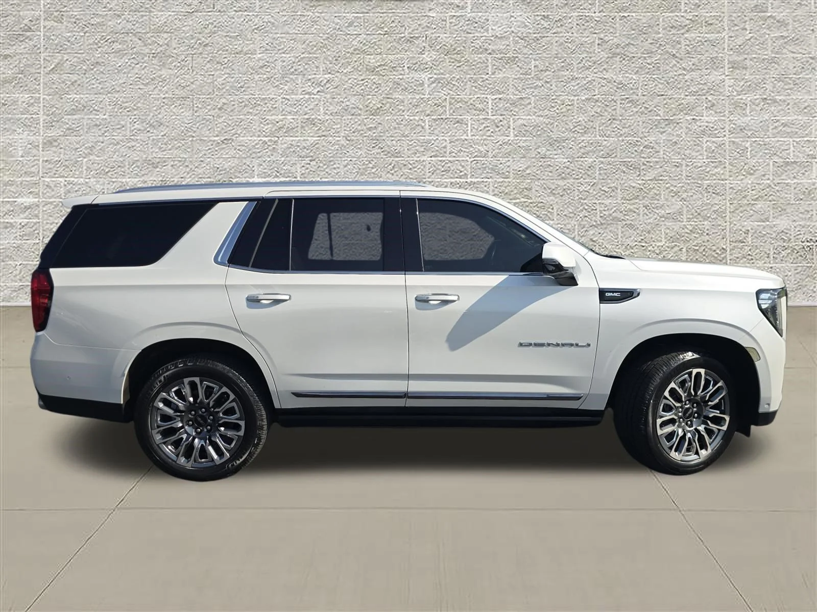 Used 2023 White Frost Tricoat GMC Denali Ultimate image 8