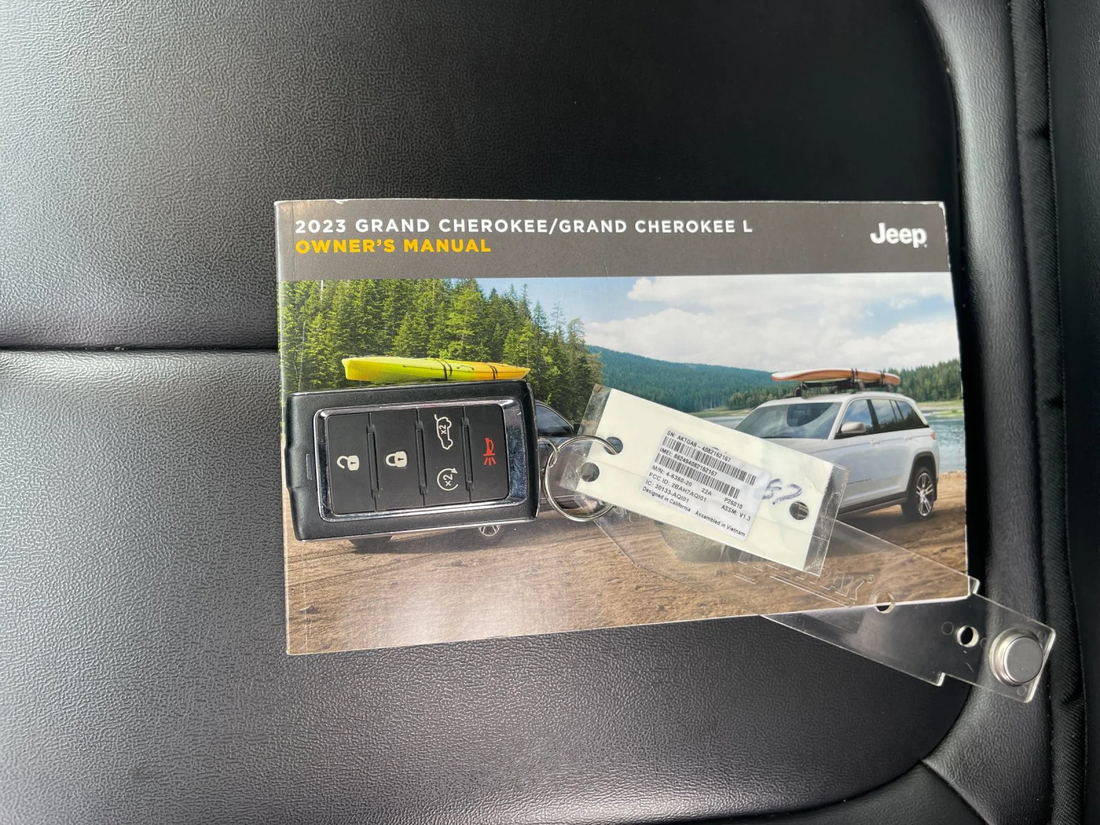 Used 2023  Jeep Limited image 10