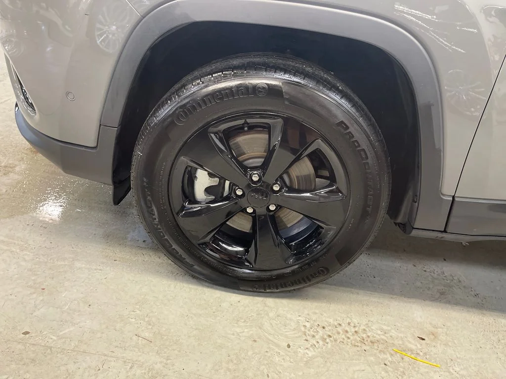 Used 2023 Gray Jeep Altitude image 5