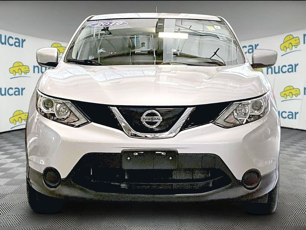 Used 2019 Silver Nissan S image 2