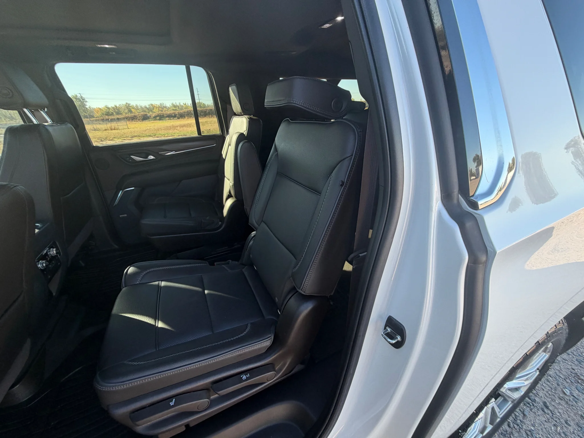 Used 2022 White Frost Tricoat GMC Denali image 14