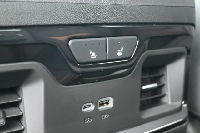 Used 2025 Summit White GMC AT4 image 24