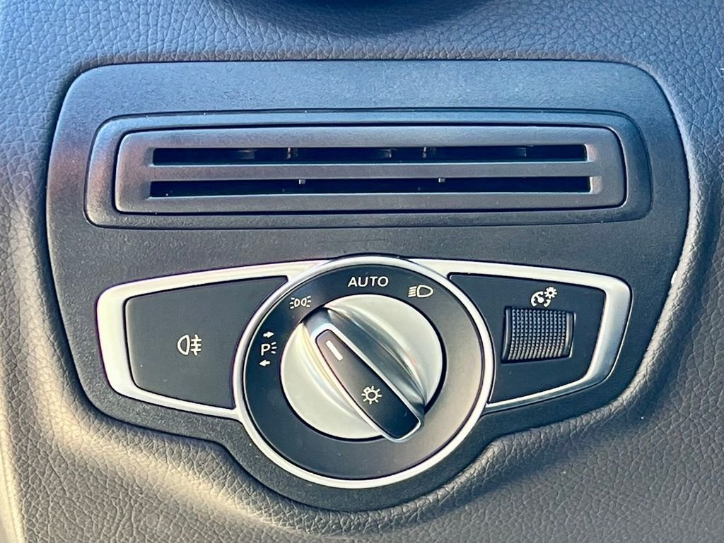 Certified Used 2022  Mercedes-Benz GLC 300 image 37