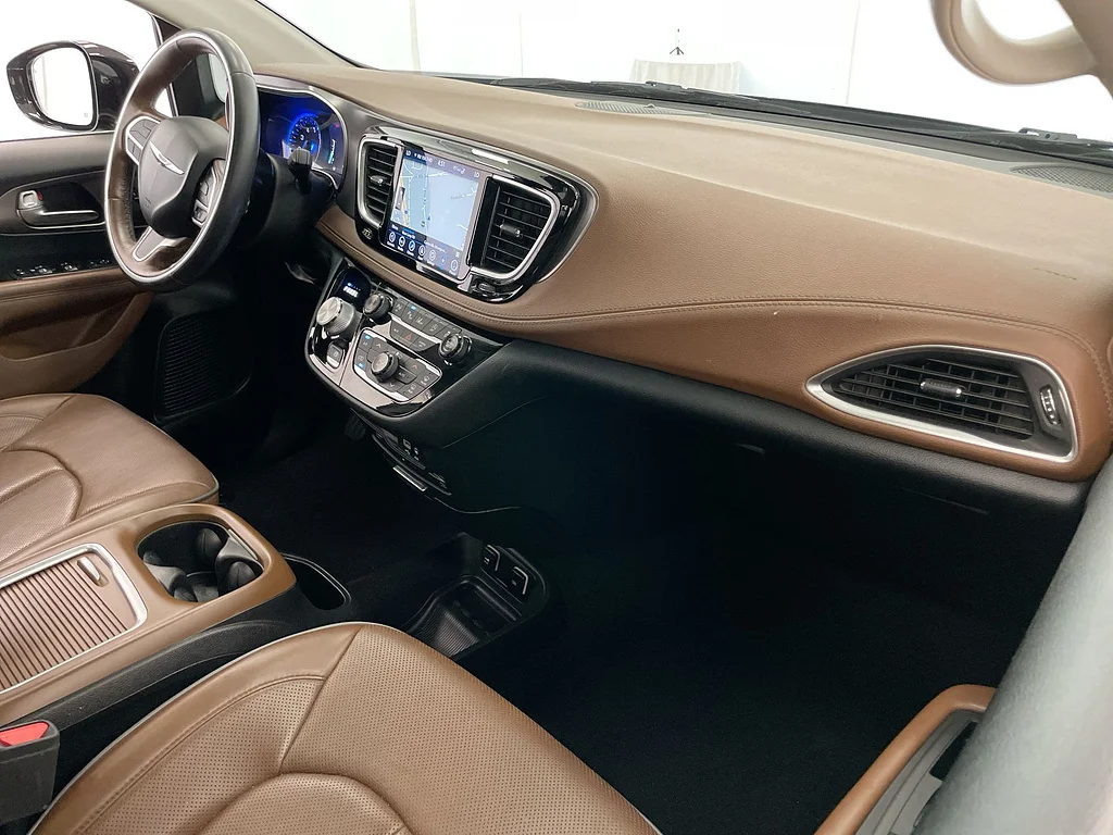 Used 2019 Brilliant Black Crystal Pearl Coat Chrysler Limited image 29