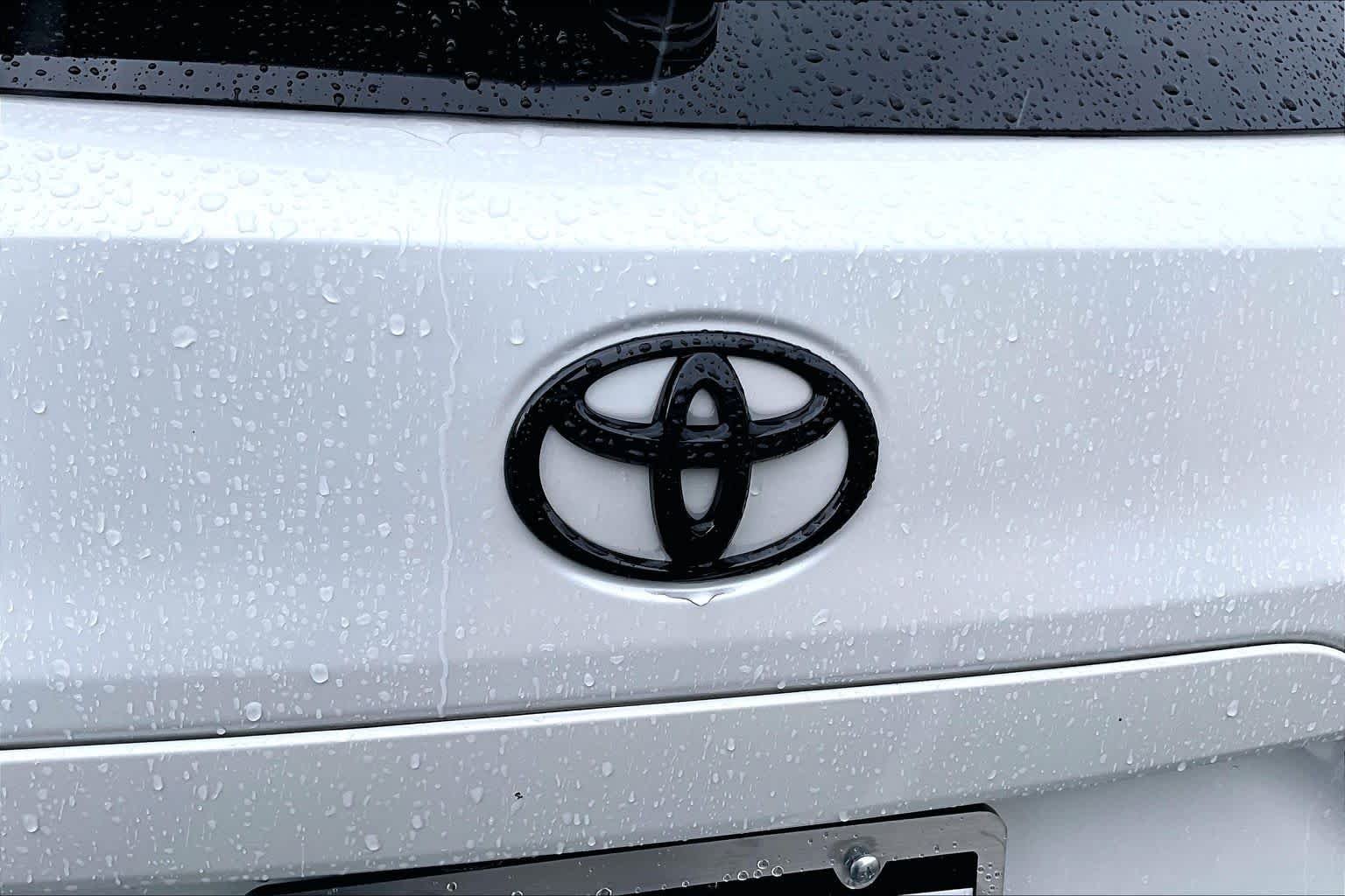 Used 2024 Wind Chill Pearl Toyota Hybrid SE image 31