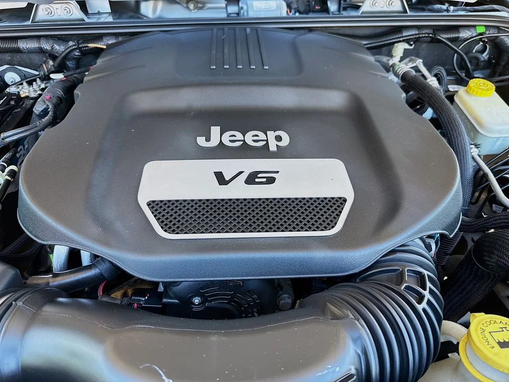 Used 2016 Billet Silver Metallic Clearcoat Jeep Black Bear image 25