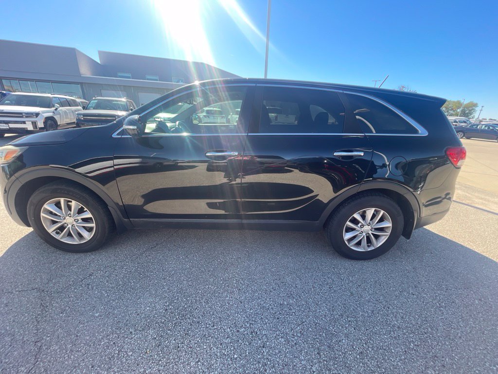 Used 2016 Black Kia L image 4