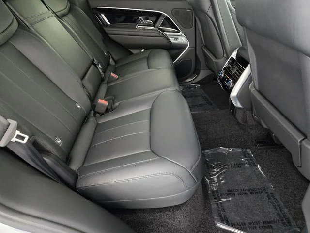 Used 2024  Land Rover SE image 17