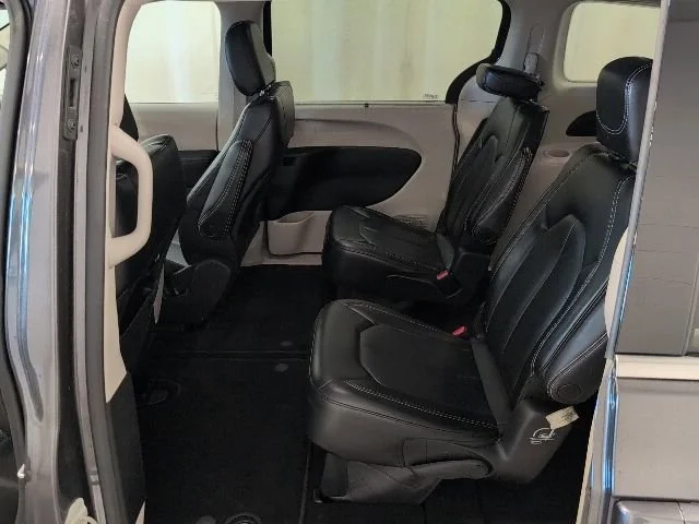 Used 2023  Chrysler Touring L image 21