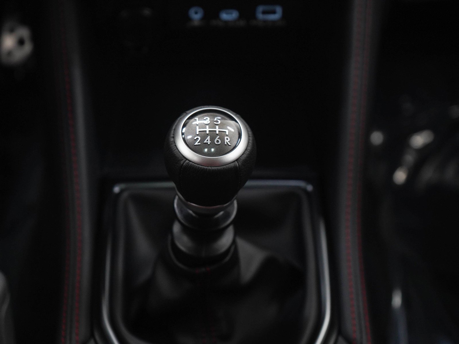 Used 2025 Ice Silver Metallic Subaru Limited image 17