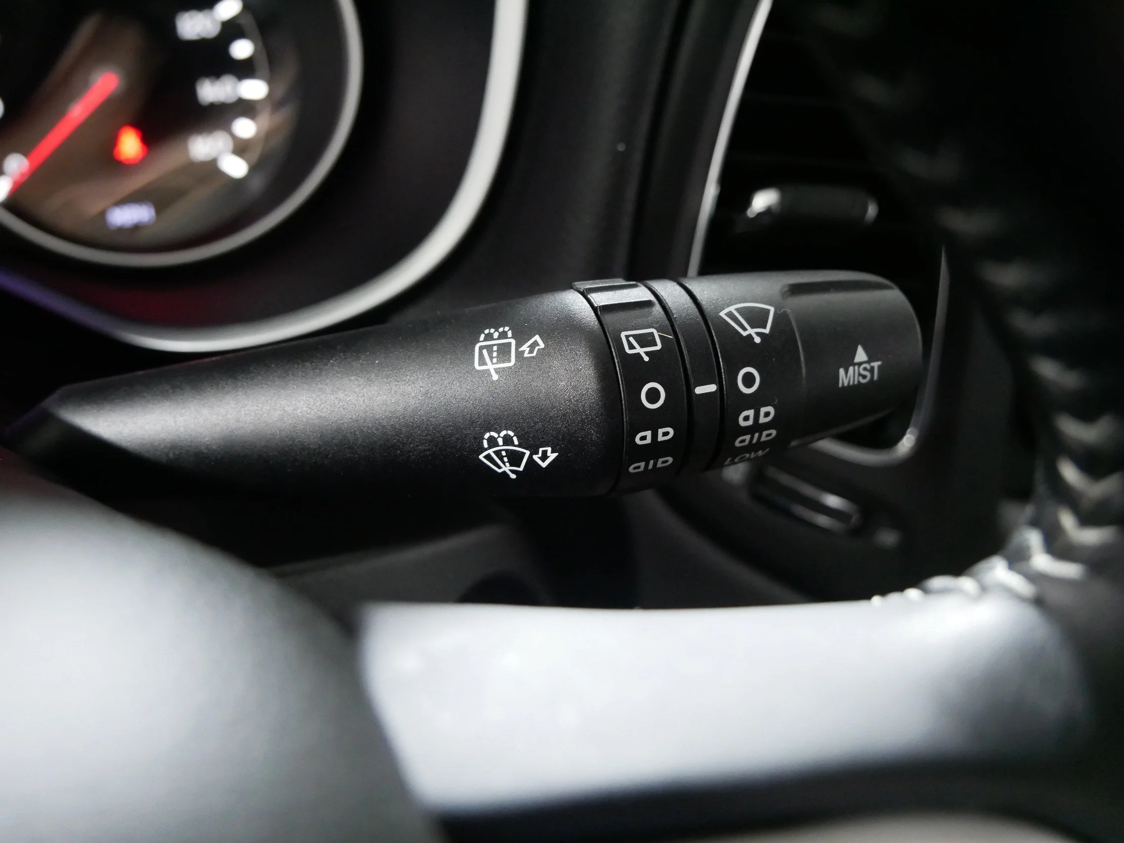 Used 2017 Diamond Black Crystal Pearlcoat Jeep Latitude image 31