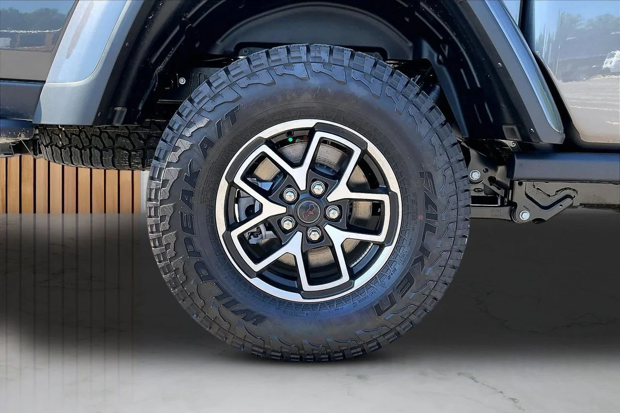 New 2026 Granite Crystal Metallic Clear-Coat Exterior Paint Jeep Rubicon X image 35