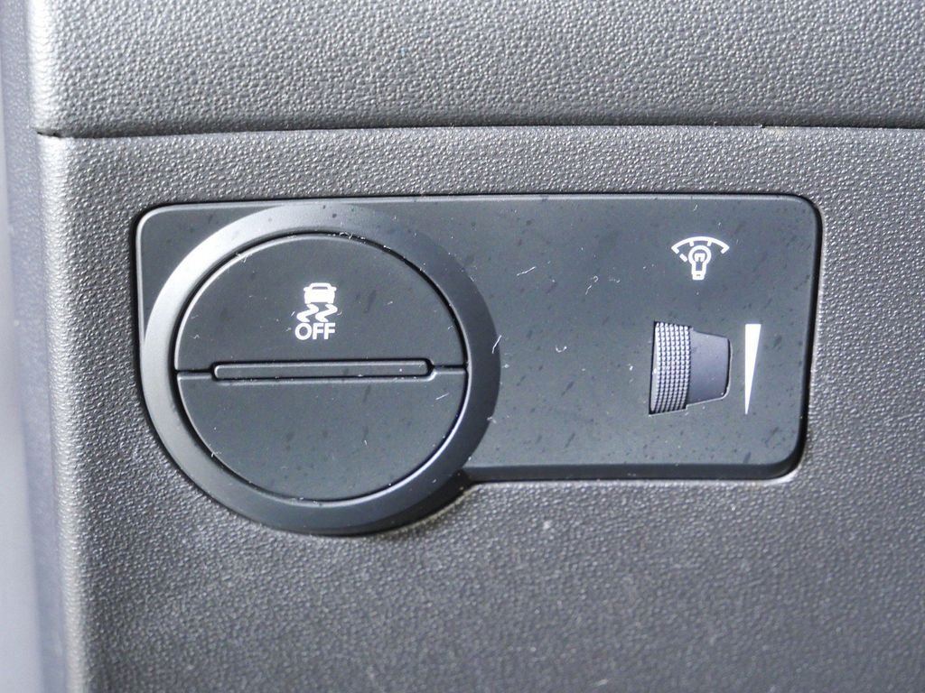 Used 2015 Black Hyundai 3.8 image 34