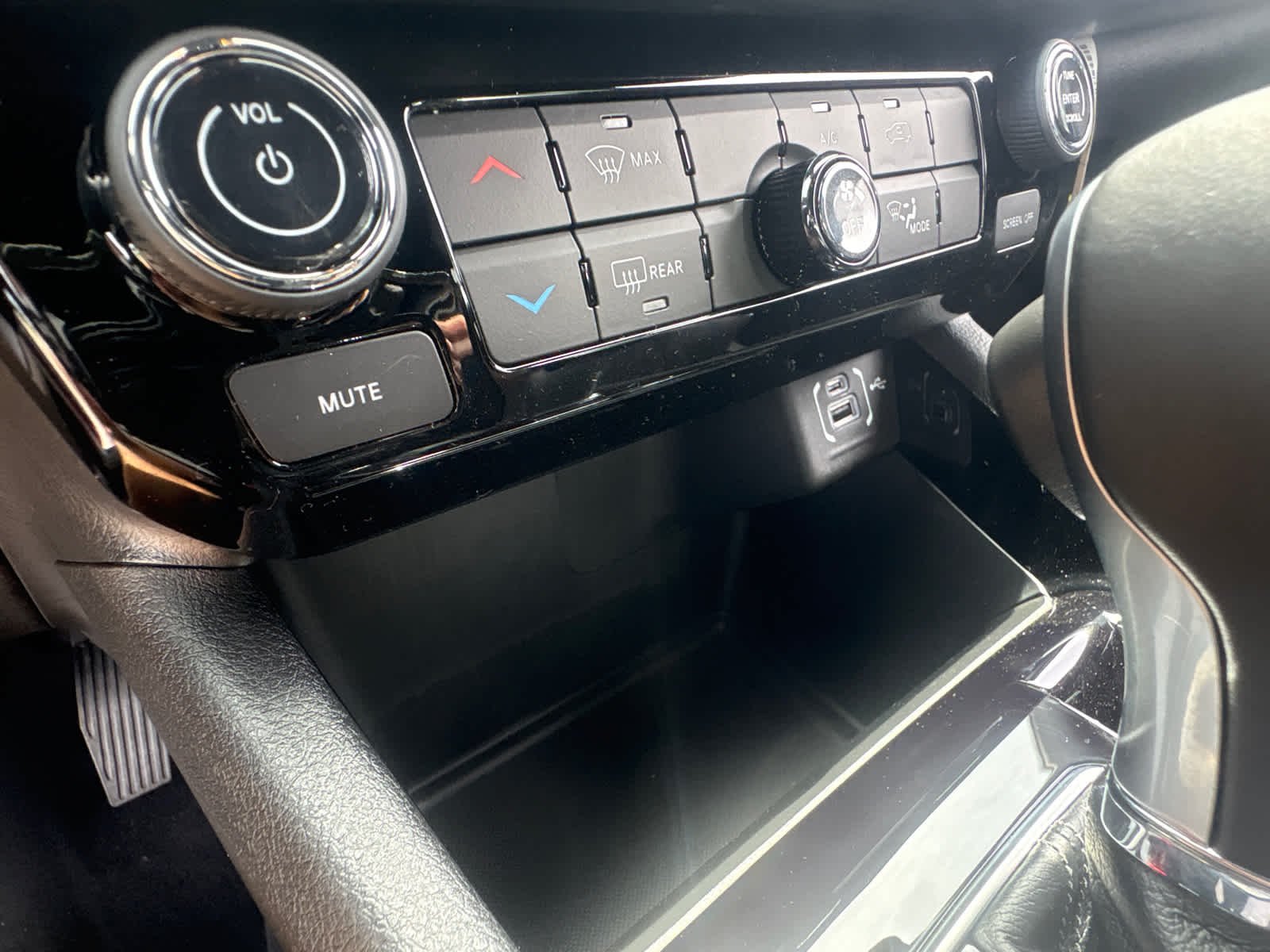 New 2026 Red Hot Pearl-Coat Exterior Paint Jeep Latitude image 26