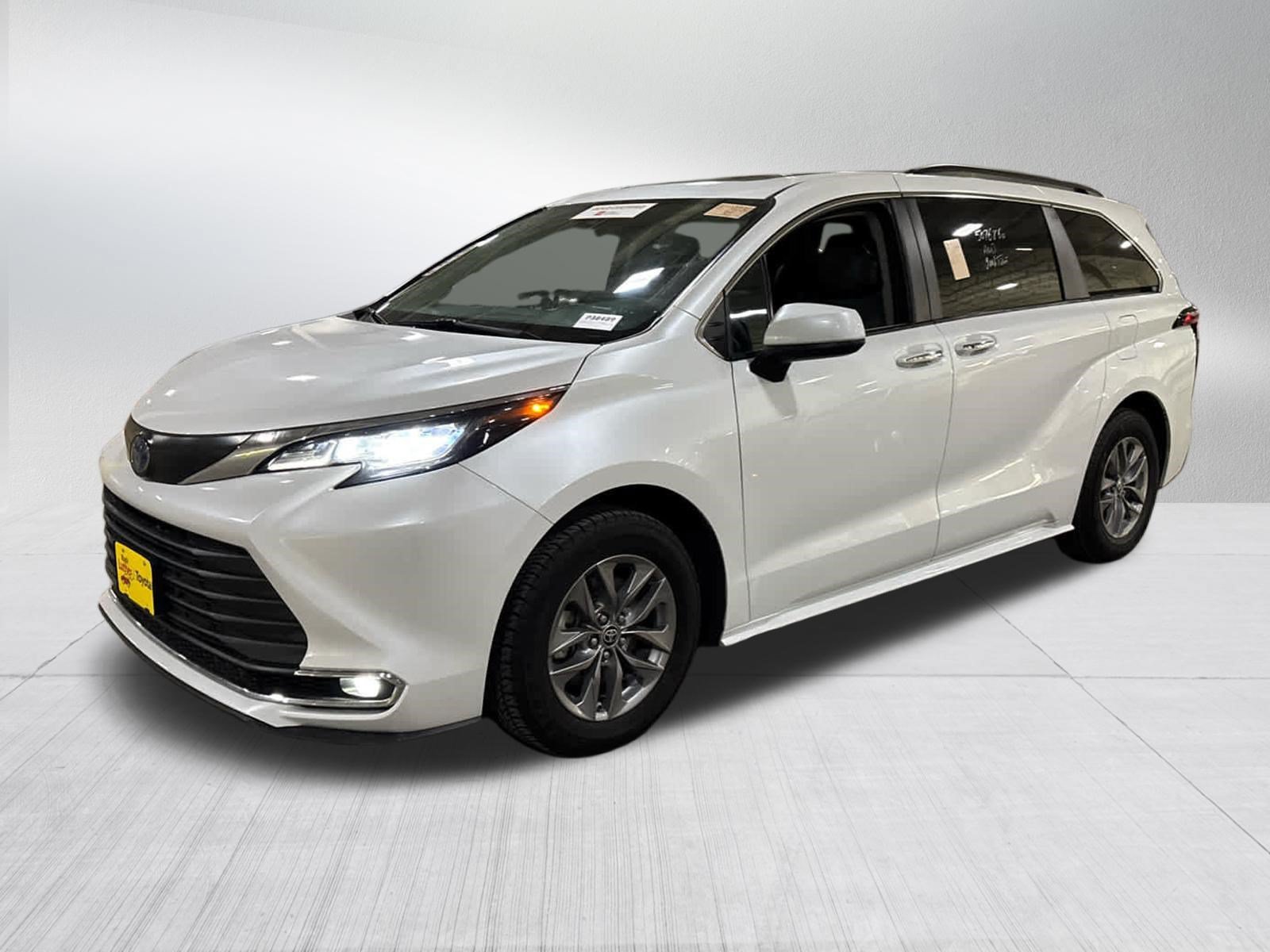 Used 2022 Wind Chill Pearl Toyota XLE image 6