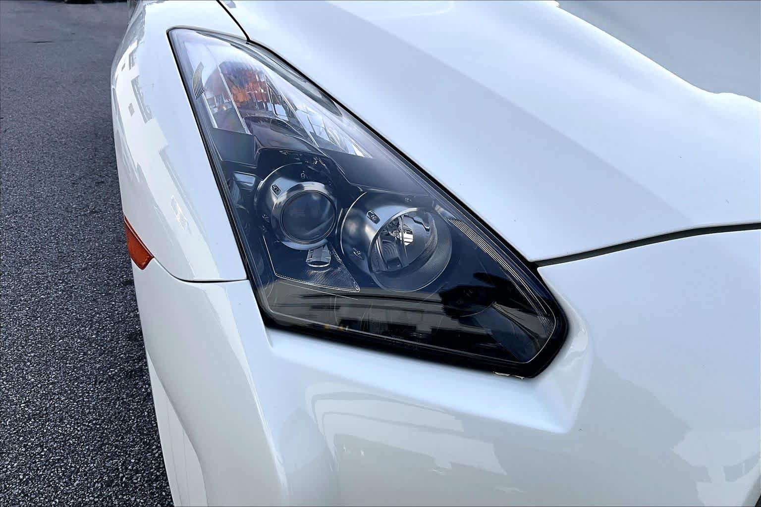 Used 2010 Pearl White Nissan Premium image 24