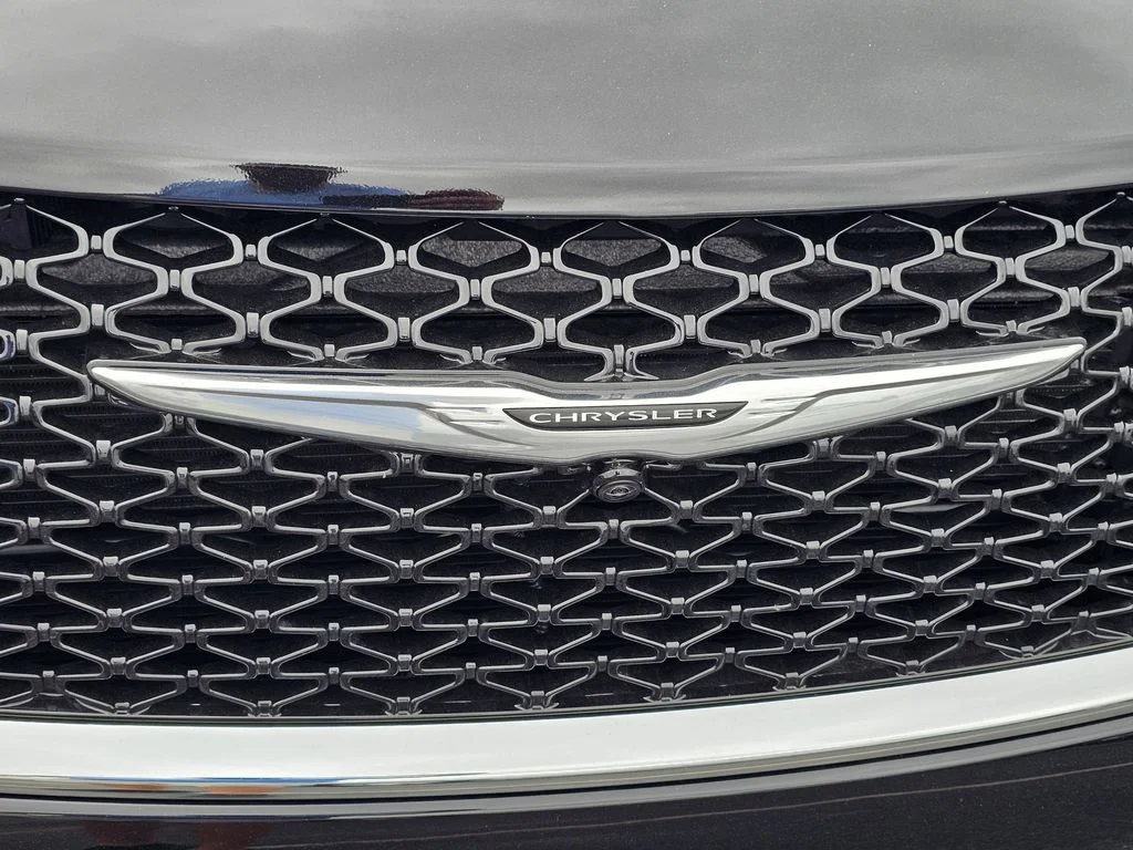 New 2026 Diamond Black Crystal Pearl-Coat Exterior Paint Chrysler Select image 3