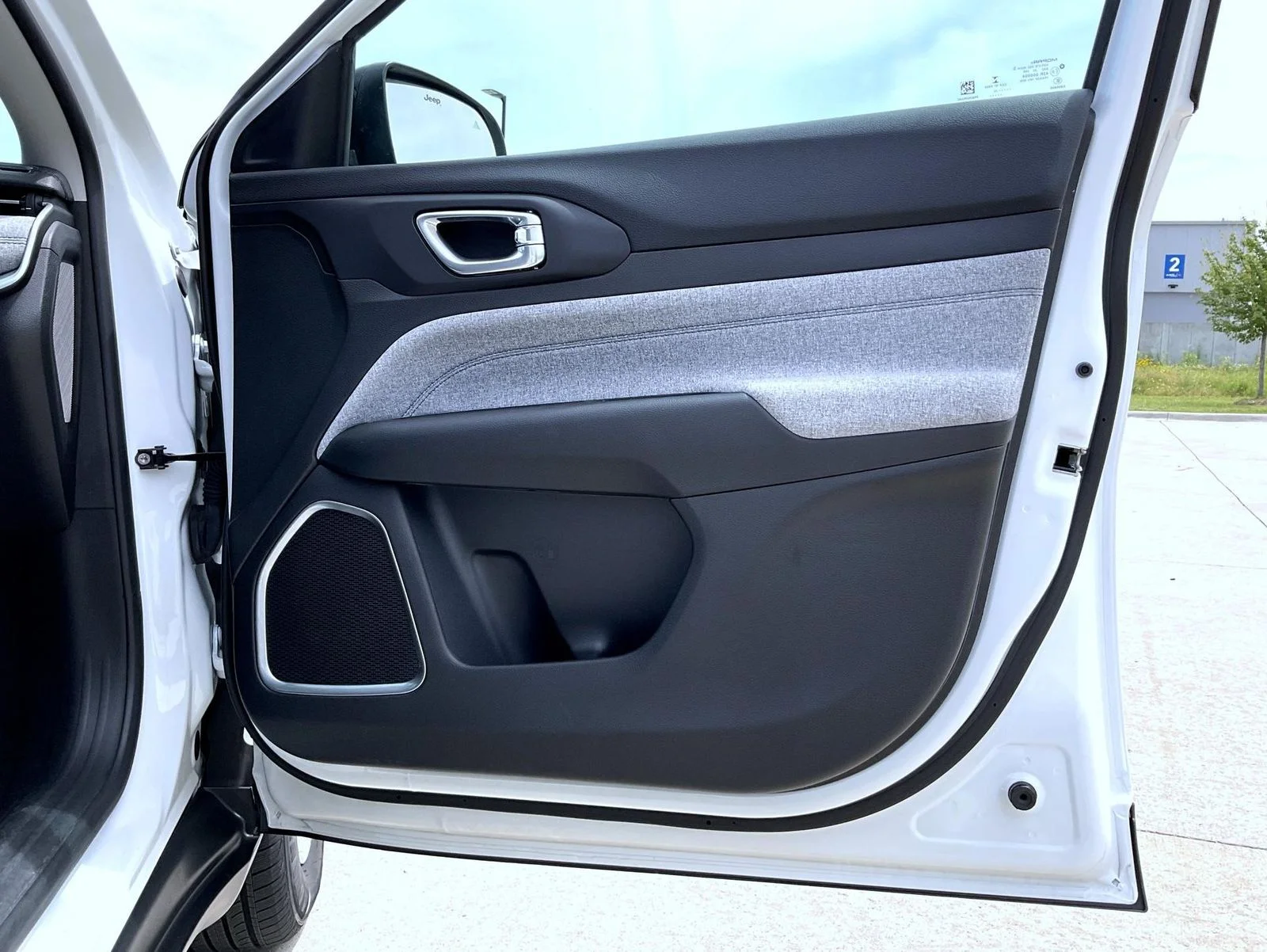 Used 2022 White Jeep Latitude image 17