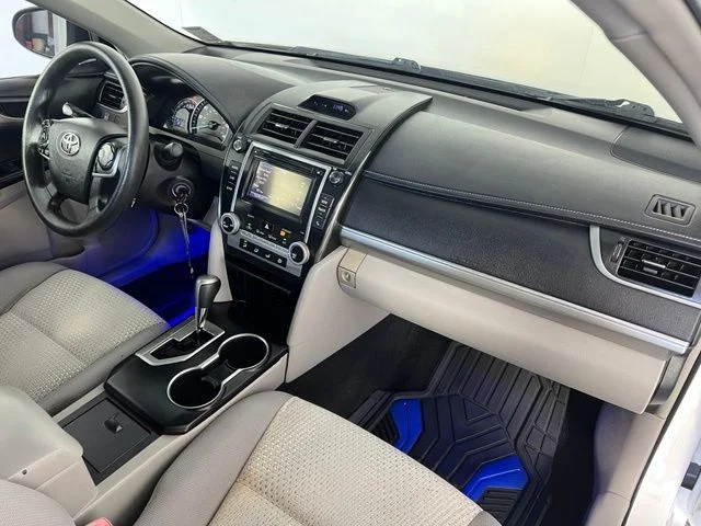 Used 2014 White Toyota LE image 34