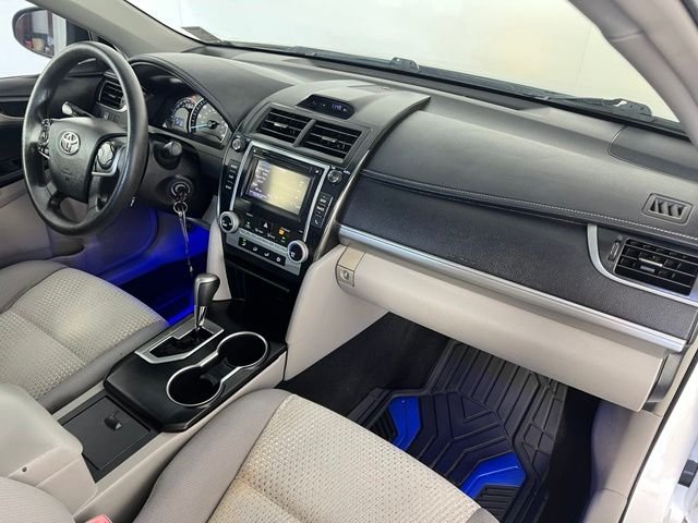 Used 2014 White Toyota LE image 34