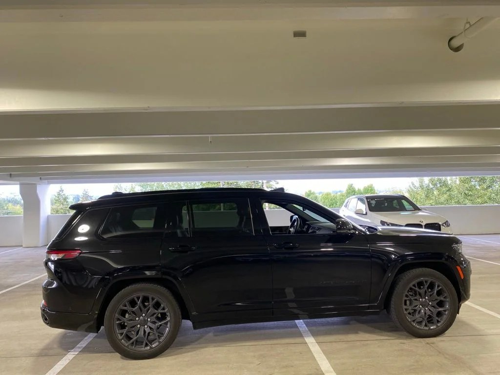 Used 2023 Diamond Black Crystal Pearlcoat Jeep Summit image 5