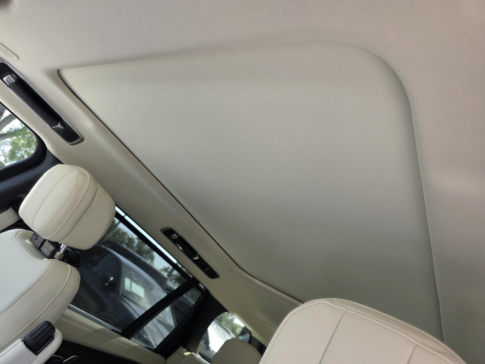 New 2026 Fuji White Land Rover P400 SE LWB 7 Seat image 13