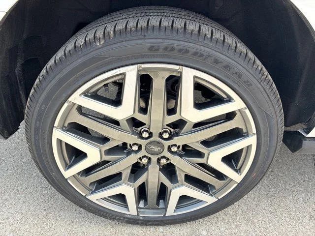 New 2026 Star White Metallic Tri-Coat Ford Platinum® image 15