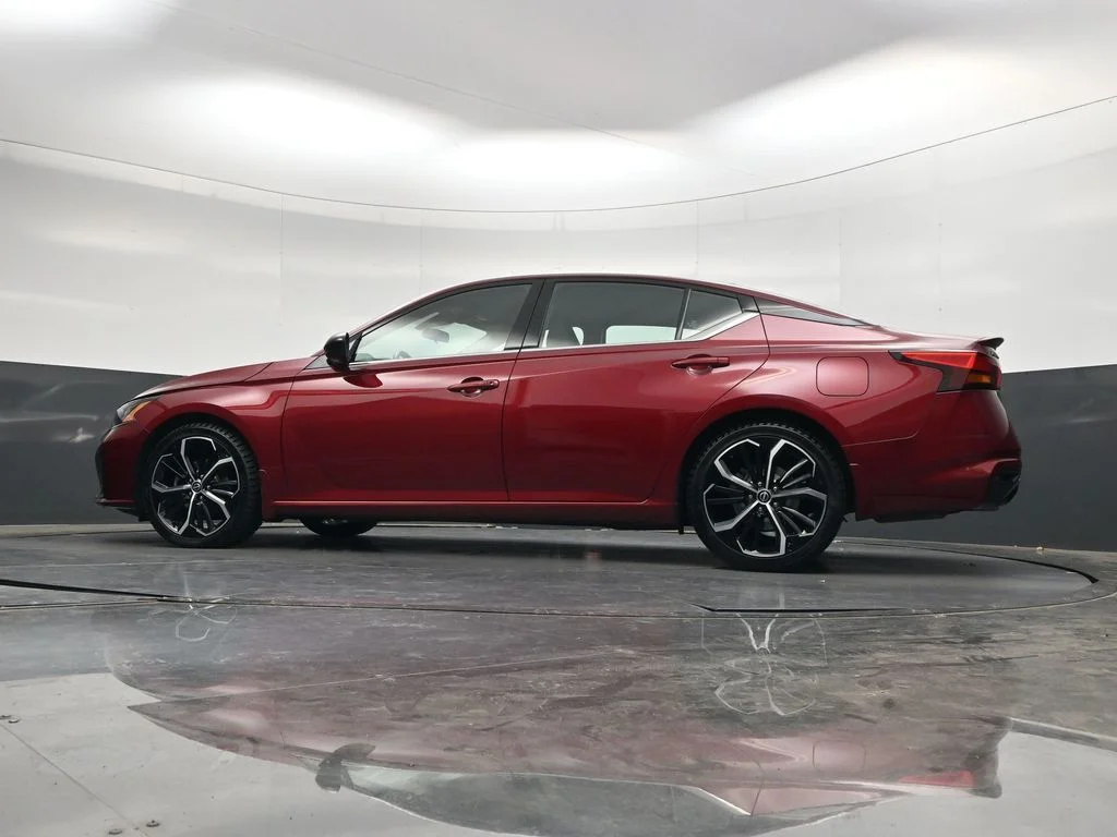 Used 2023 Red Nissan 2.5 SR image 39