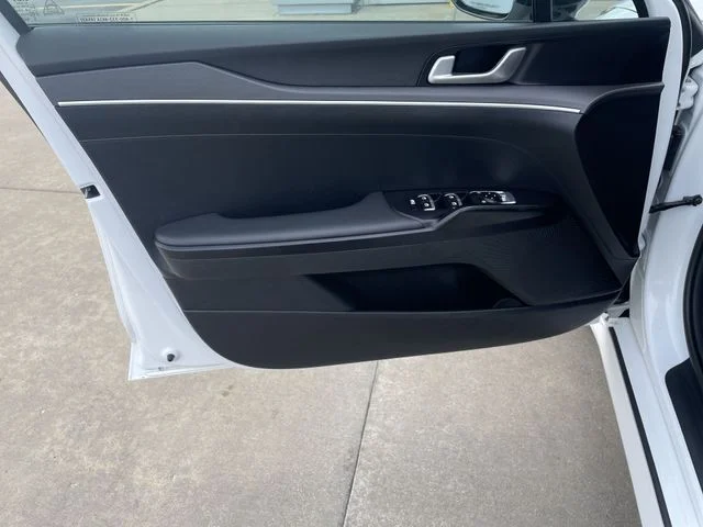 2025 Kia K5 LXS - Photo 14