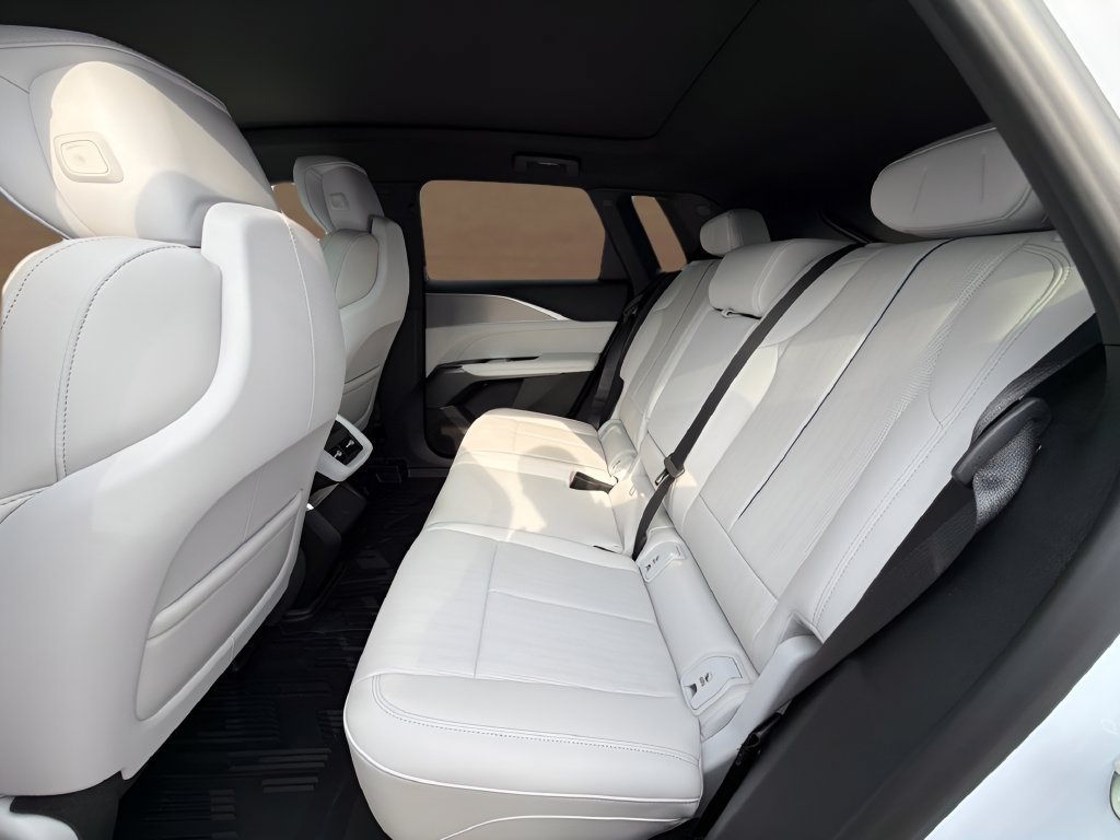 2027 Cadillac LYRIQ Luxury - Photo 19