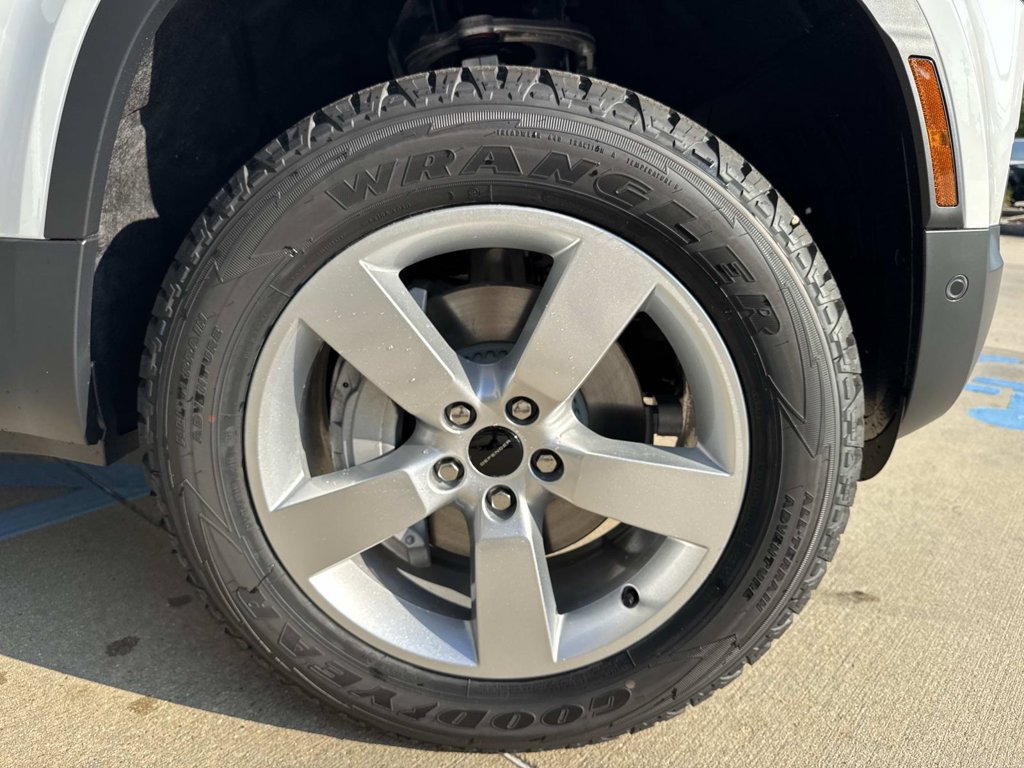 New 2026 Fuji White Land Rover S image 6