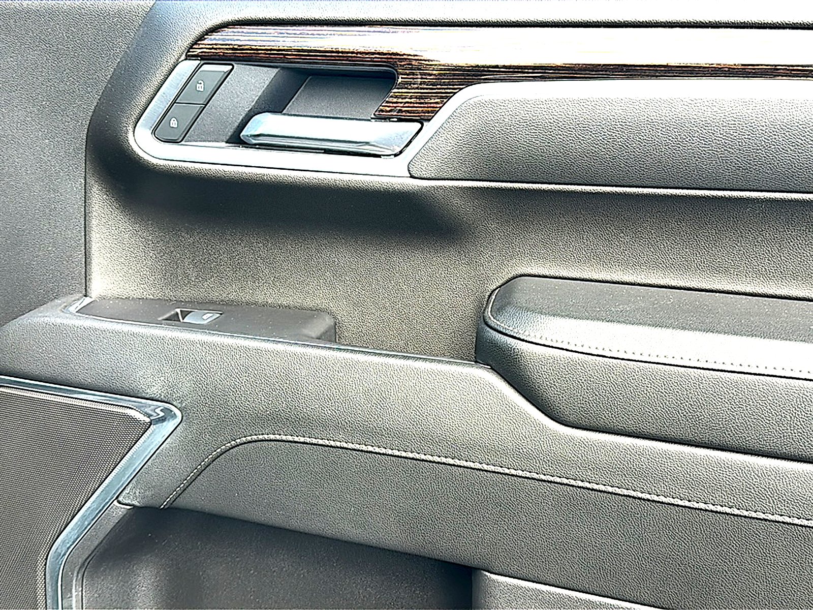 Used 2025 Titanium Rush Metallic GMC Elevation image 26