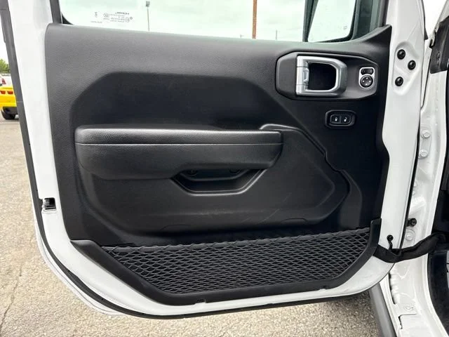 Used 2025 Bright White Clearcoat Jeep Rubicon image 27