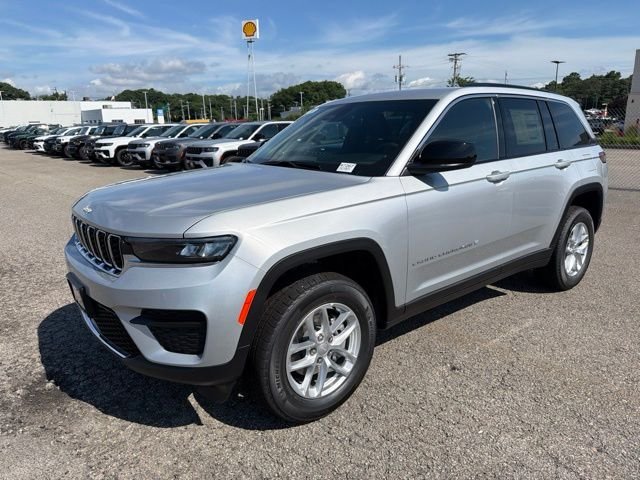 New 2026 Silver Zynith Exterior Paint Jeep Laredo image 3