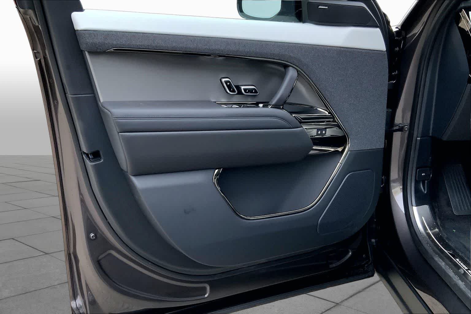 New 2026 Charente Grey Land Rover Dynamic SE image 10