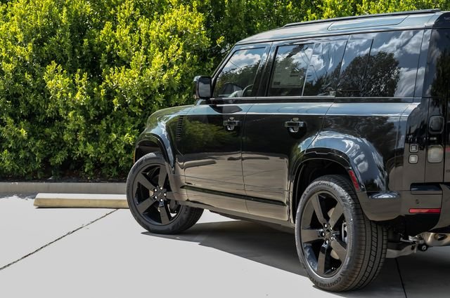 New 2026 Santorini Black Land Rover X-Dynamic SE image 14