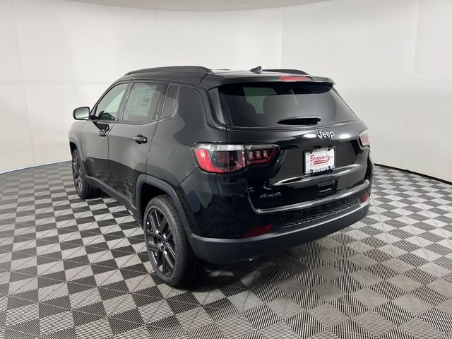 New 2026 Diamond Black Crystal Pearl-Coat Exterior Paint Jeep Limited image 3