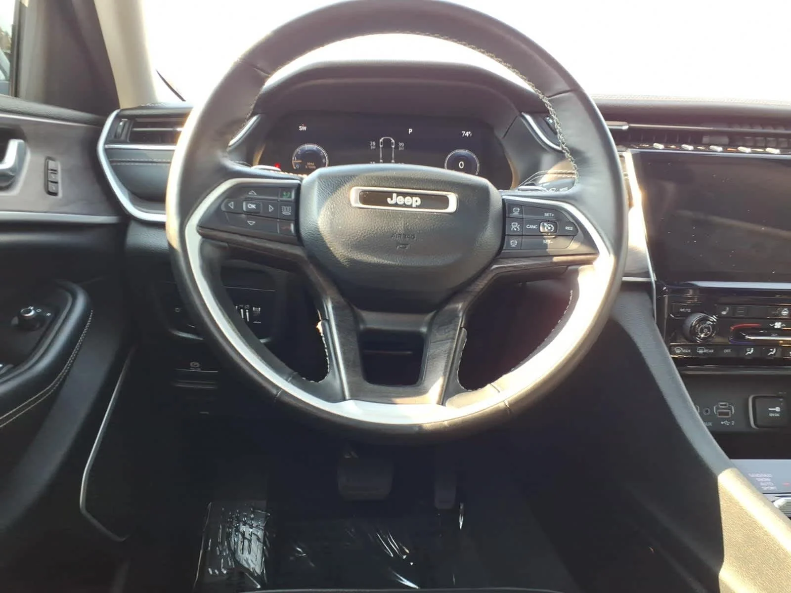 Used 2022 Diamond Black Crystal Pearlcoat Jeep Limited image 13