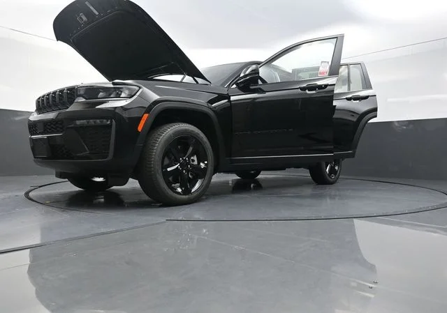 New 2026 Diamond Black Crystal Pearlcoat Jeep Limited image 32