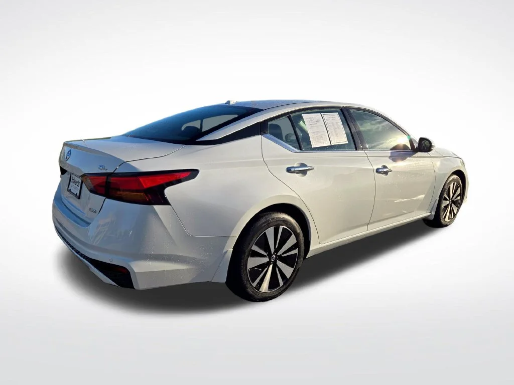 Used 2019 White Nissan 2.5 SL image 3