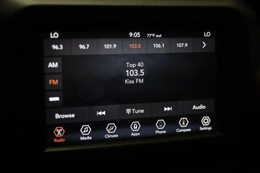 Used 2019 Bikini Pearlcoat Jeep Sport S image 9