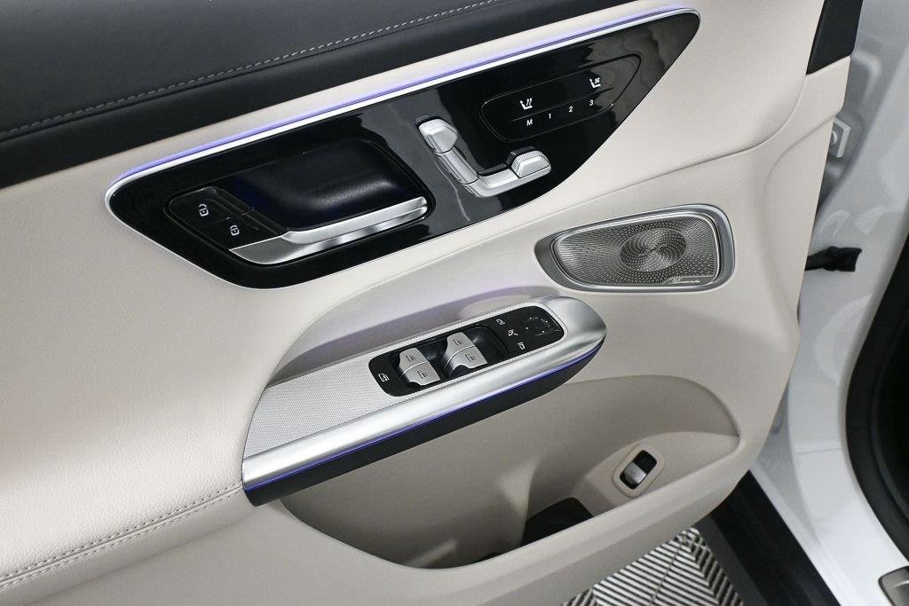 New 2027 MANUFAKTUR Moonlight White Metallic Mercedes-Benz GLC 300 image 8
