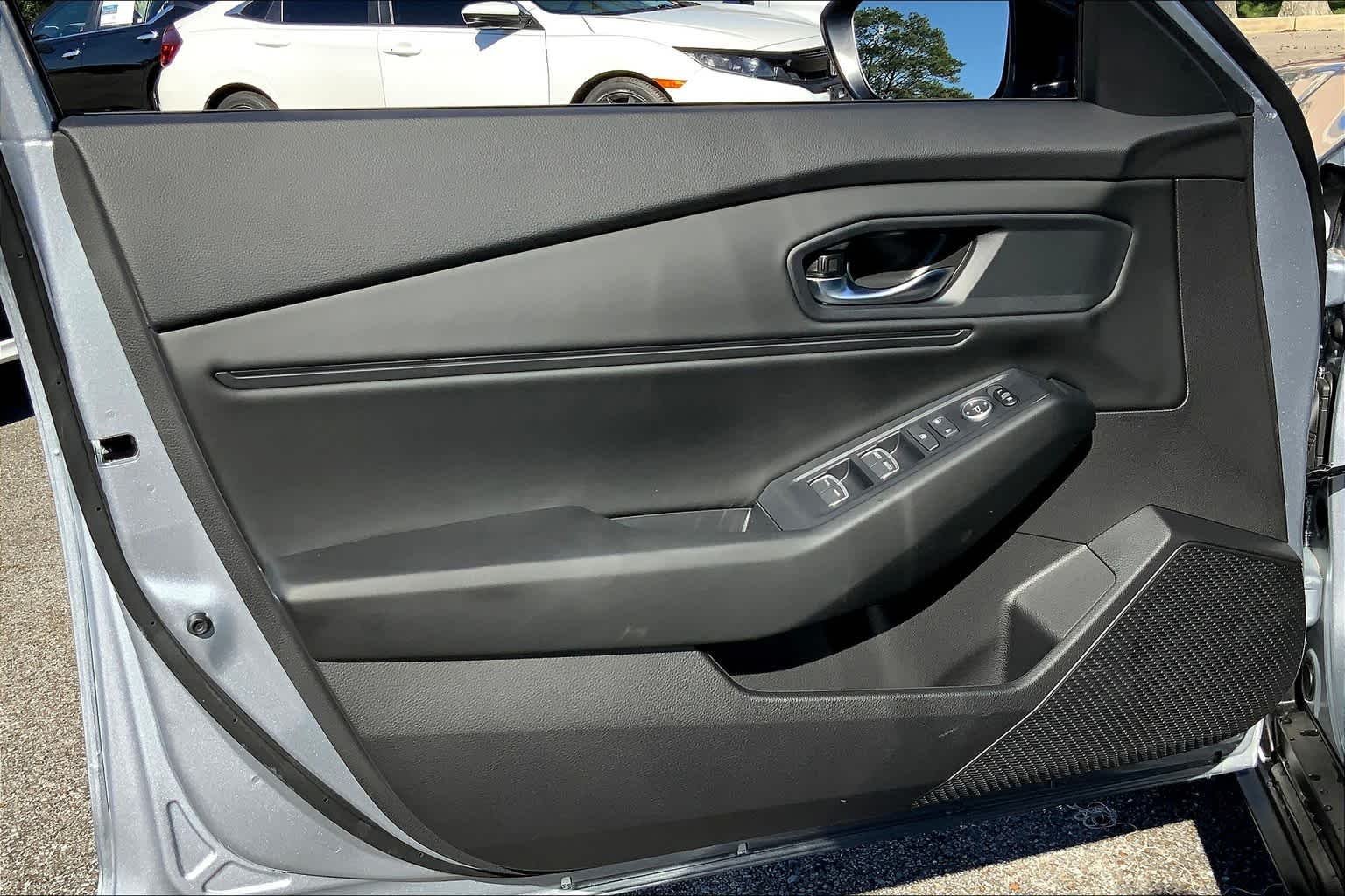 Used 2025 Solar Silver Metallic Honda SE image 10
