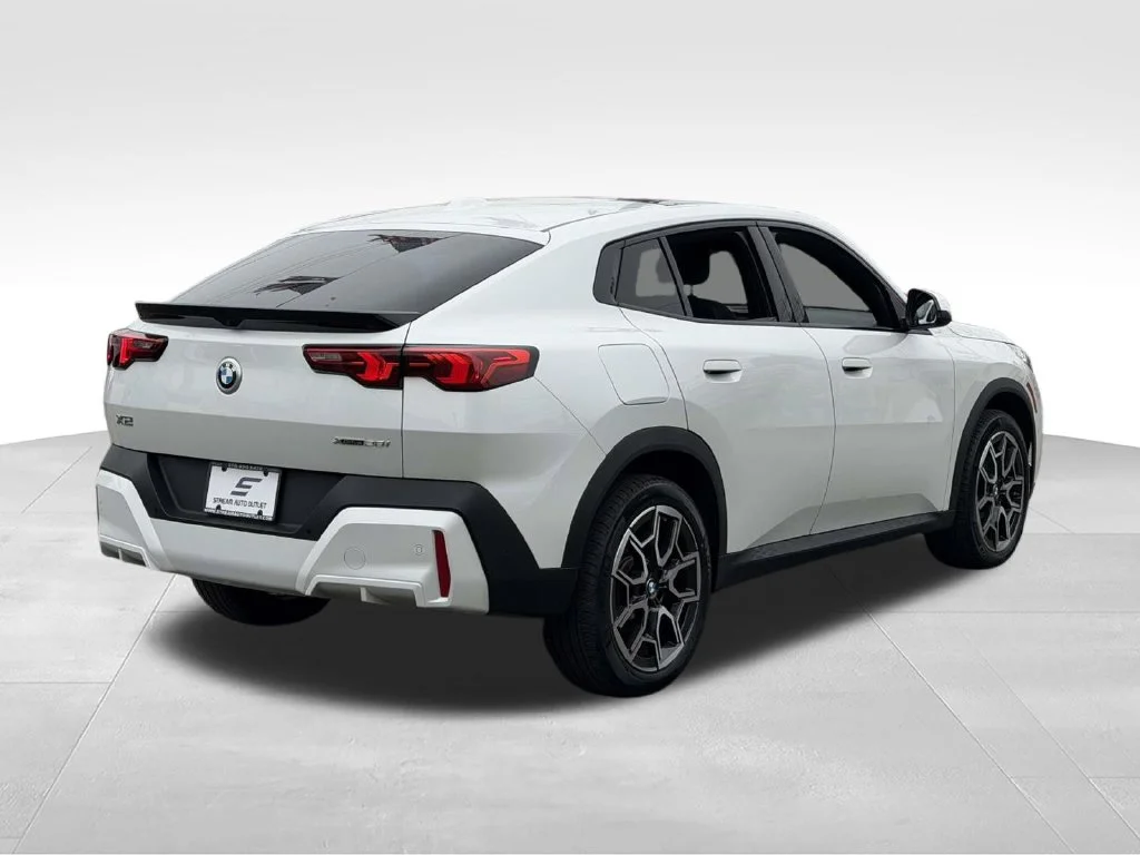 Used 2026 White BMW xDrive28i image 9